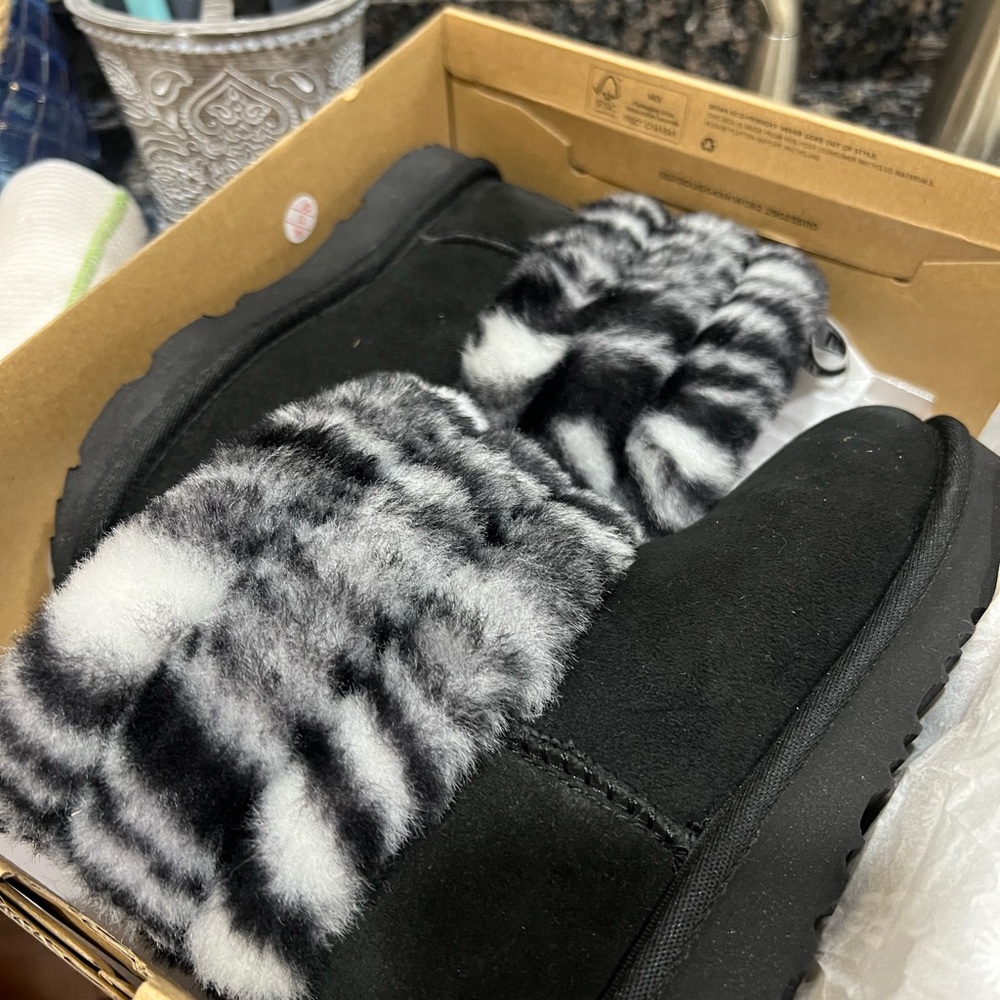 NWT little girls Uggs boots